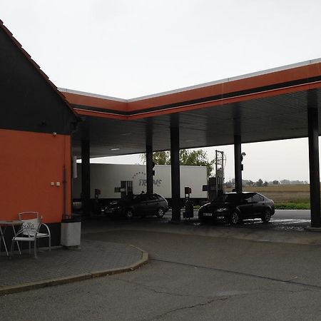Bed & Parking Eurobit Bed & Breakfast Hrusky  Dış mekan fotoğraf