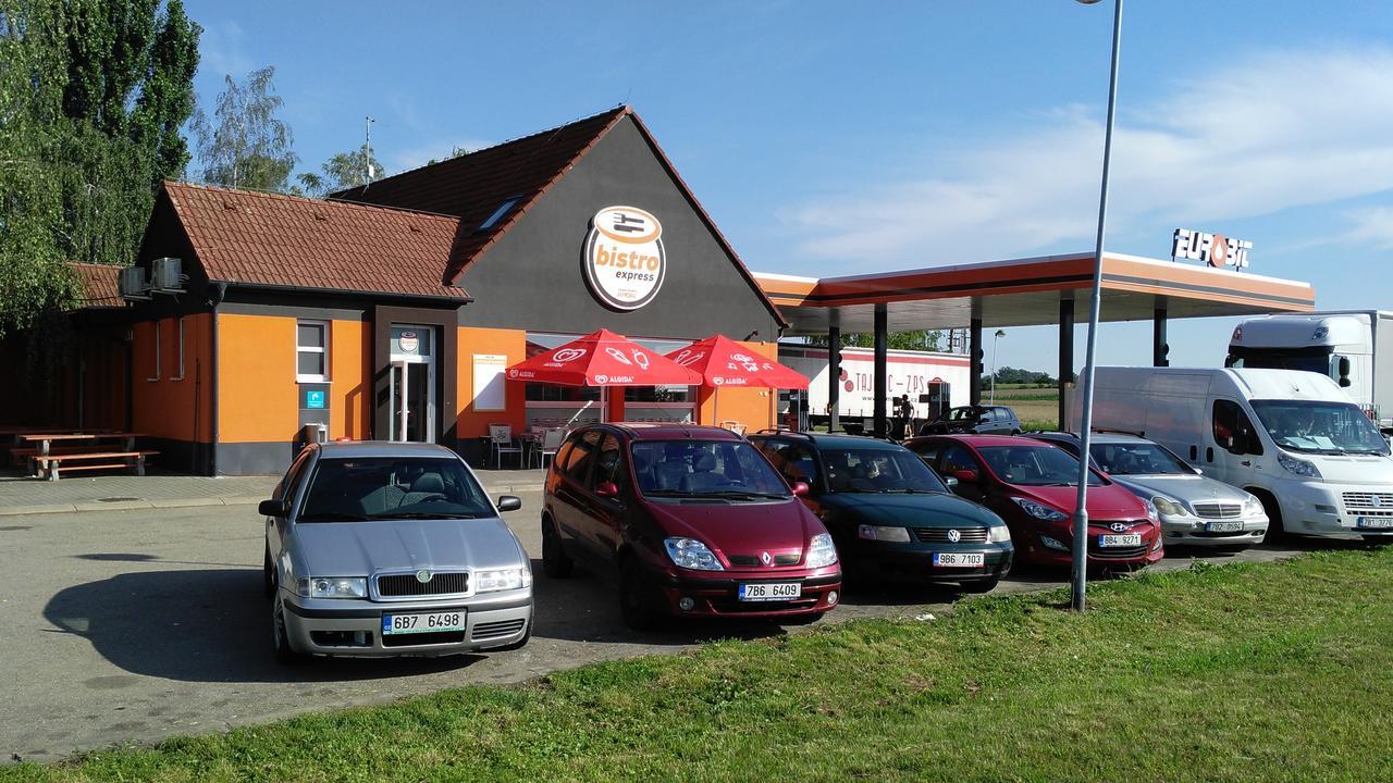 Bed & Parking Eurobit Bed & Breakfast Hrusky  Dış mekan fotoğraf
